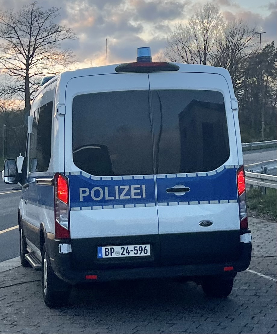 Deutsches Polizeifahrzeug im Einsatz