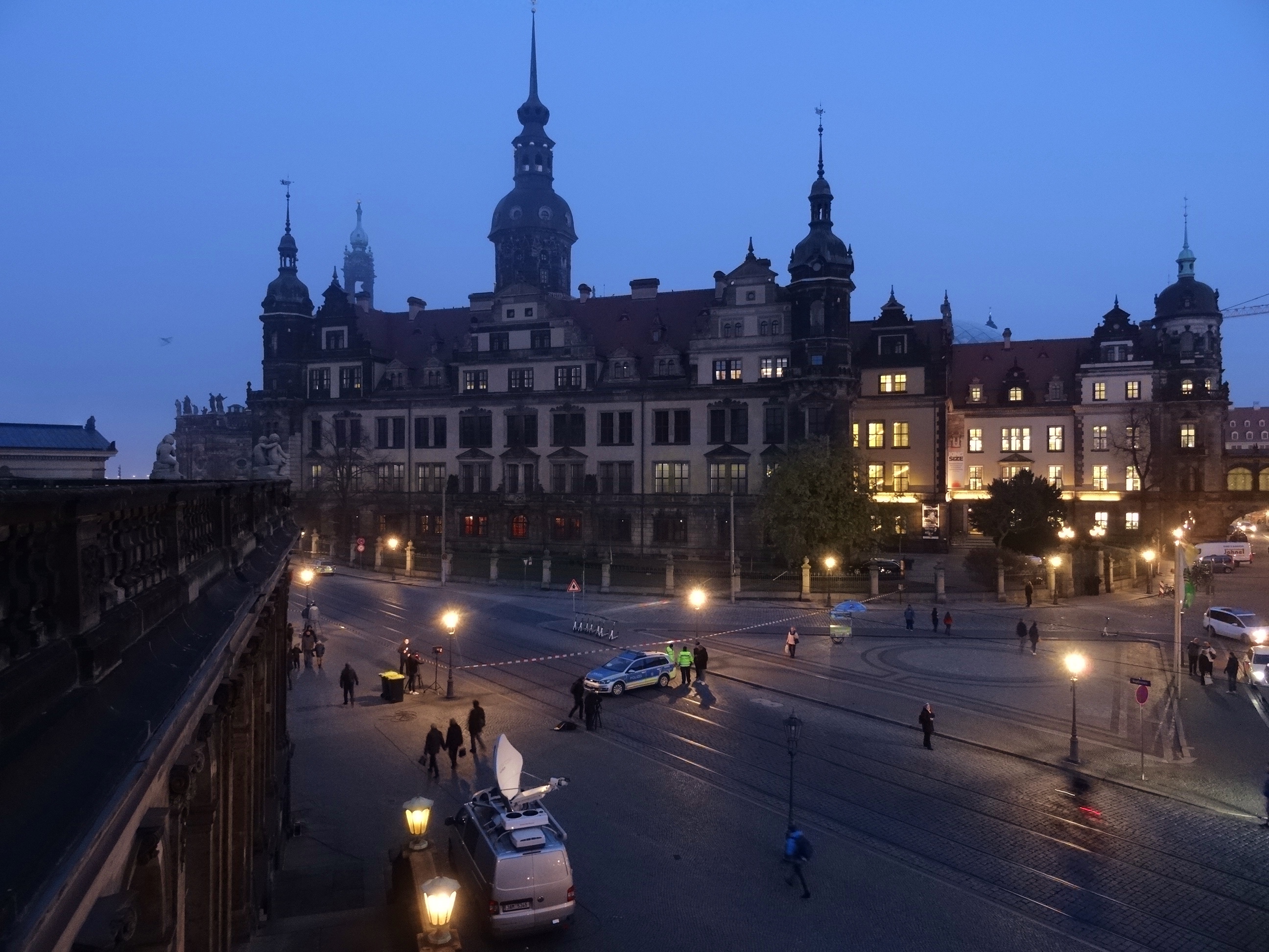 Ich komme hierher, weil ich nur 5 Minuten mit dem Fahrrad hier wohne. Ich habe erst nicht glauben können, dass es das hier gleich so sei. Ich fahre mit dem Fahrrad und Straßenbahn hierher. Diese sind völlig verstopft und überfüllt, wie noch nie. Als ich ankomme, sehe ich Tschechische Freunde als Kam
