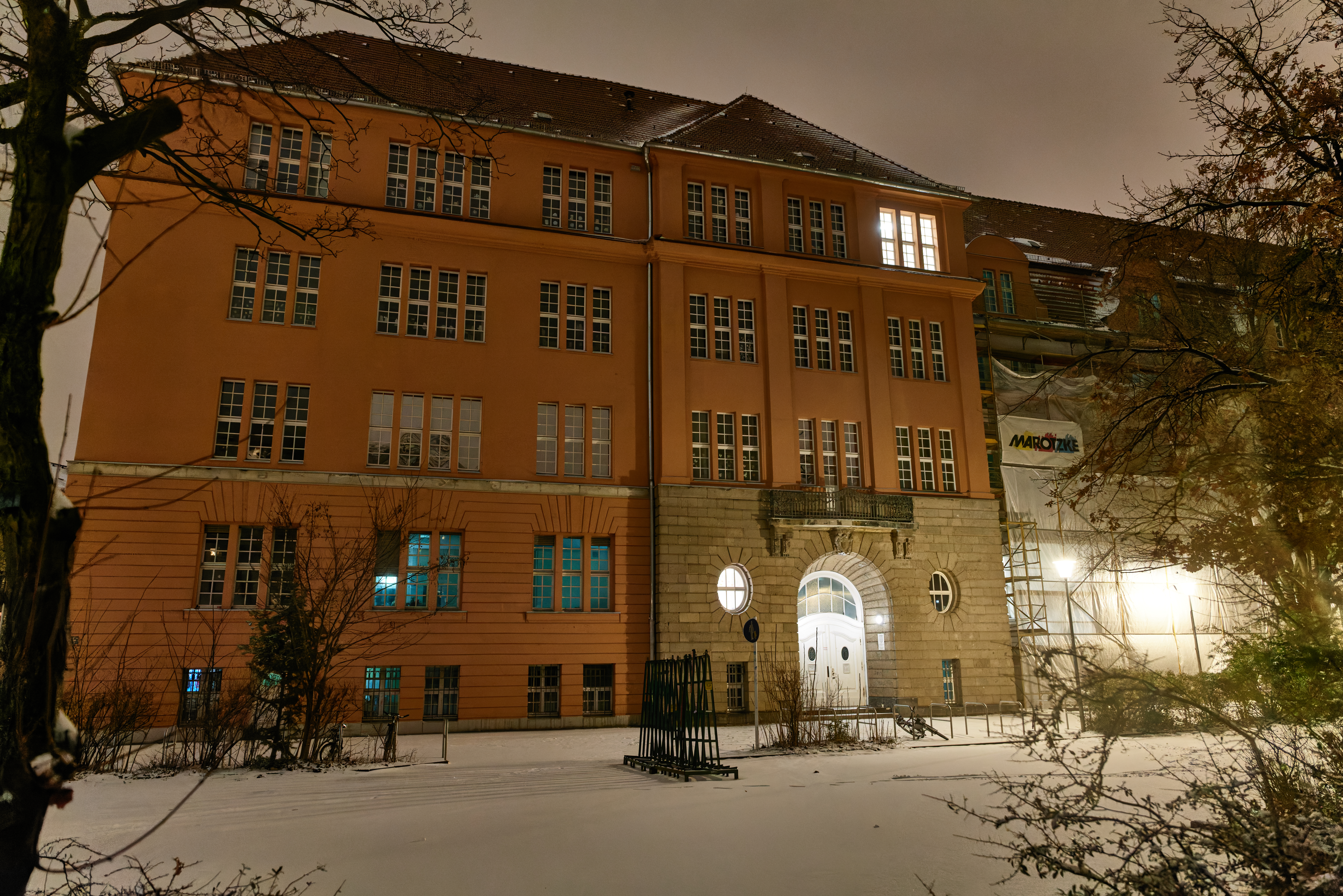 Schulgebäude als Symbolbild für Bildung und Schule