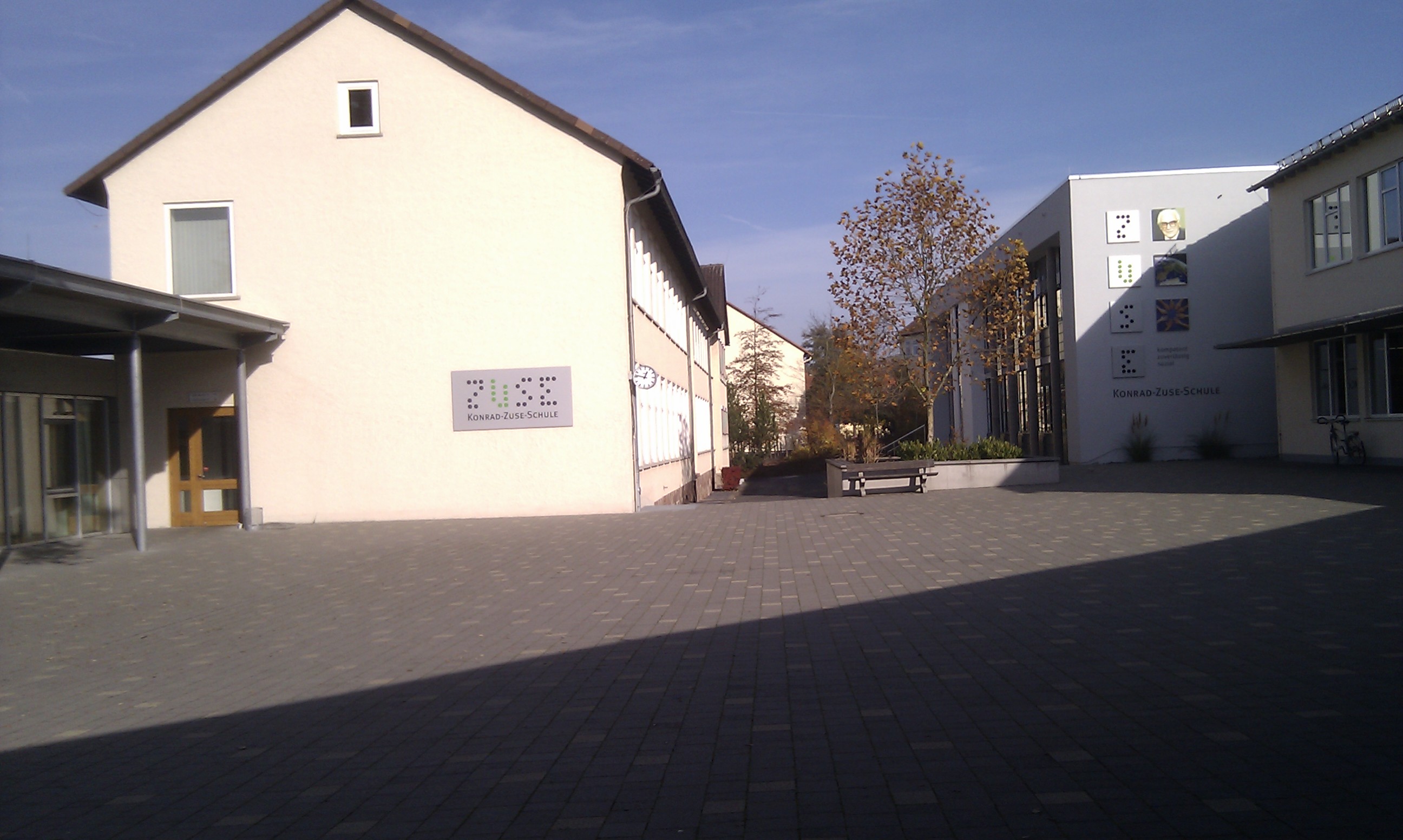 Schulgebäude als Symbolbild für Schule und Ausbildung
