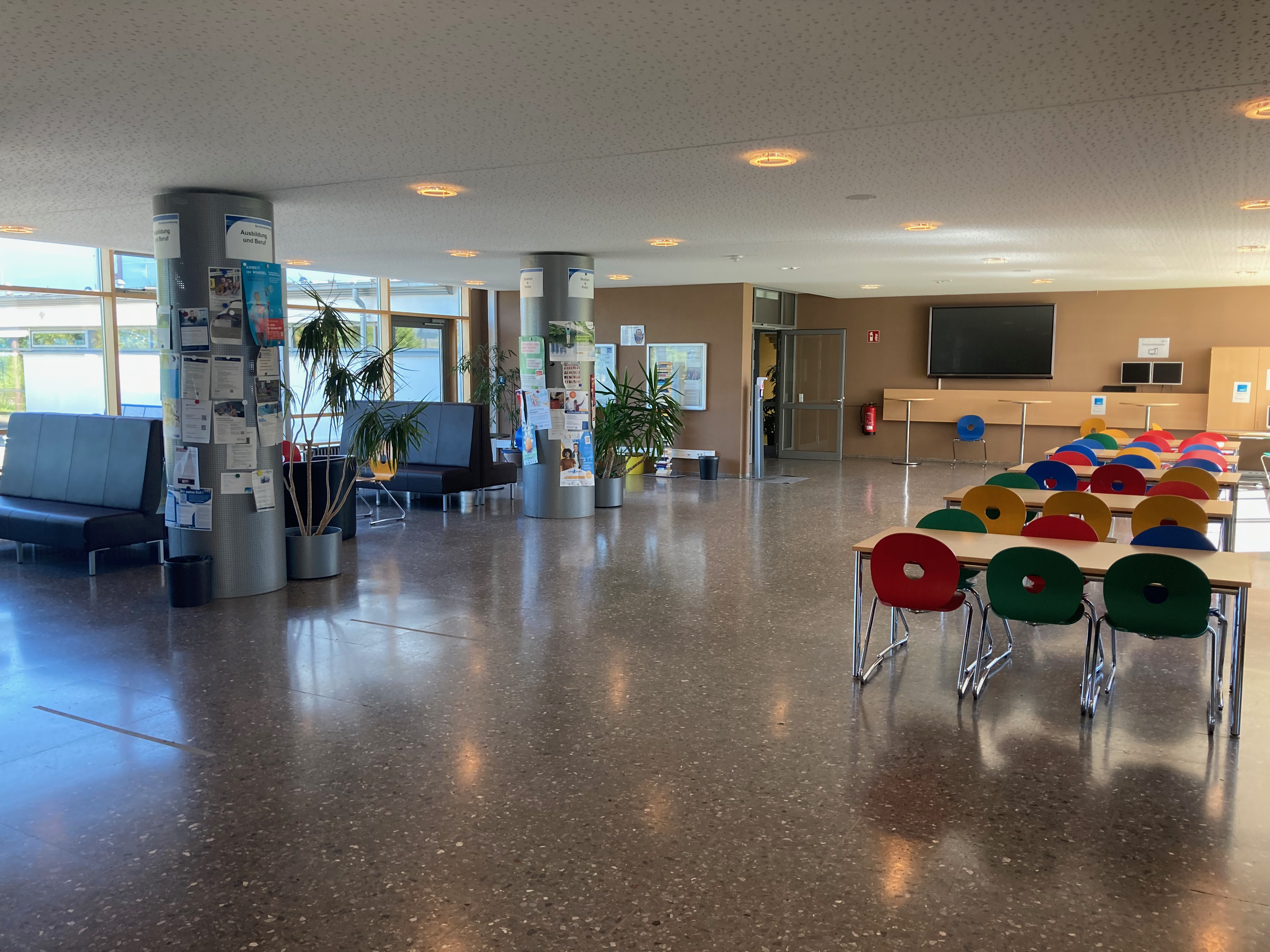 Pausenhalle eines Schulgebäudes